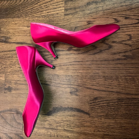 80s Vintage Silver Slipper Kitten Heels - Picture 2 of 3